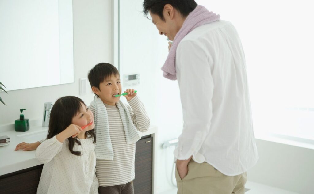 お父さんと子どもが歯磨きをしている