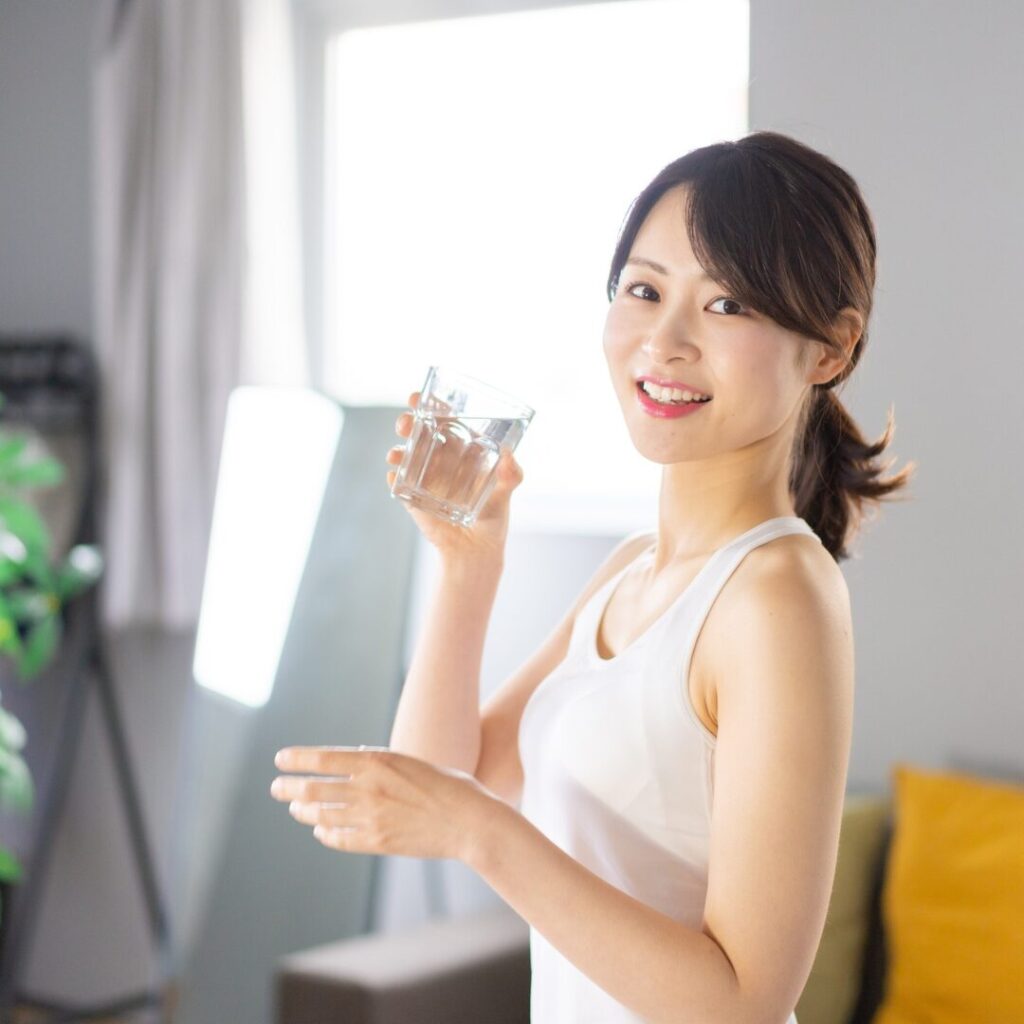 水を飲んでいる女性